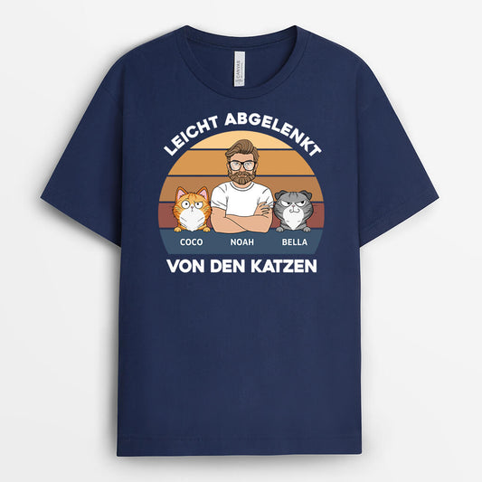 3391AGE1 leicht abgelenkt von den katzen personalisiertes t shirt fur katzenliebhaber