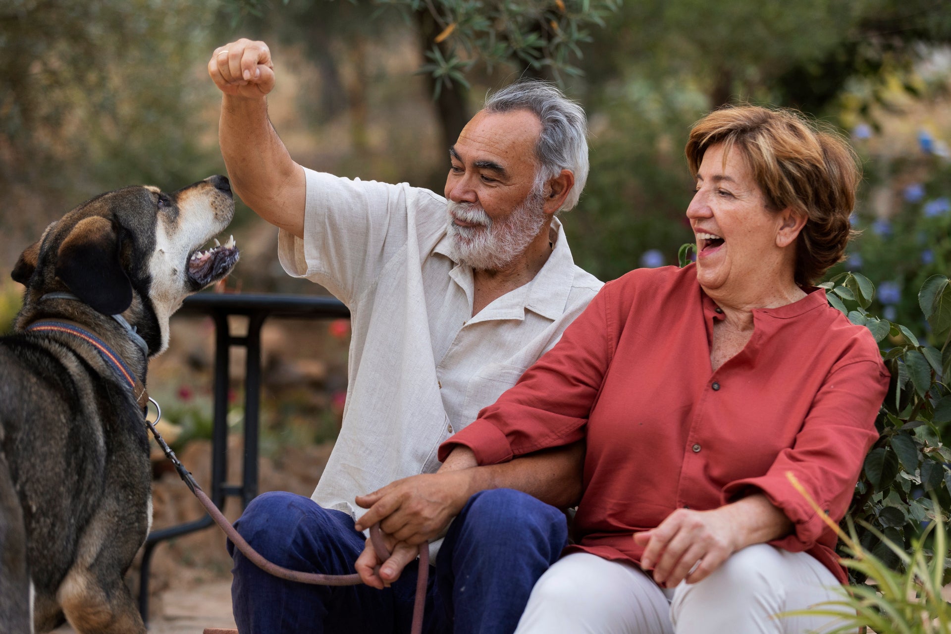 Älteres Ehepaar genießt das Leben zuhause auf dem Lande mit ihrem Hund