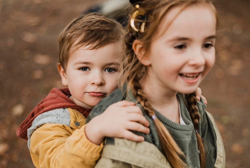 Glückliche Kinder haben Spaß im freien