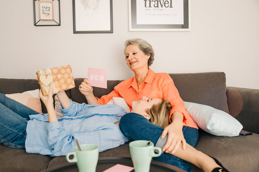 Tochter und Mutter mit einem Geschenk und eine Karte