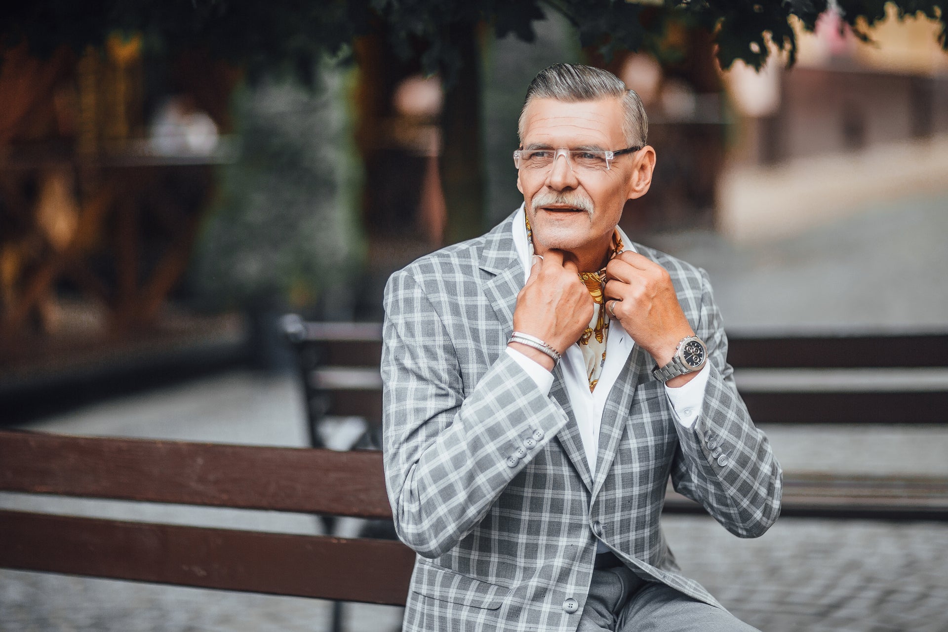 Porträt alter bärtiger Mann mit grauer Mantel