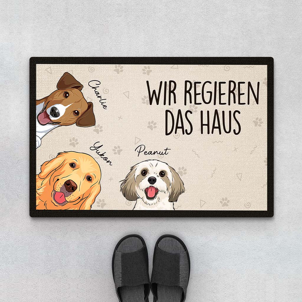 Wir Regieren Das Haus - Personalisiertes Geschenk | Fußmatte für Hundeliebhaber