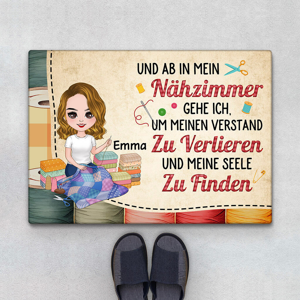 Und In Die Nähstube Verliere Ich Den Verstand Und Finde Meine Seele - Personalisiertes Geschenk | Fußmatte für Frauen