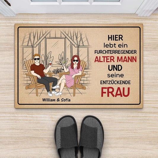 2912DGE2 hier lebt ein furchterregender alter mann und seine entzuckende frau  personalisierte fussmatte fur die familie_b16a9b1f 1c05 4984 9c1c ee978a8586cd