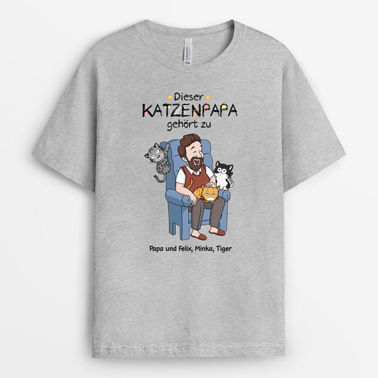 3582AGE2 die katzenmama gehort zu die frau sitzt inmitten einer katzengruppe  personalisiertes t shirt fur katzenliebhaberin_246ccf0f bfd7 41cb 97da 54bf6be73fb0