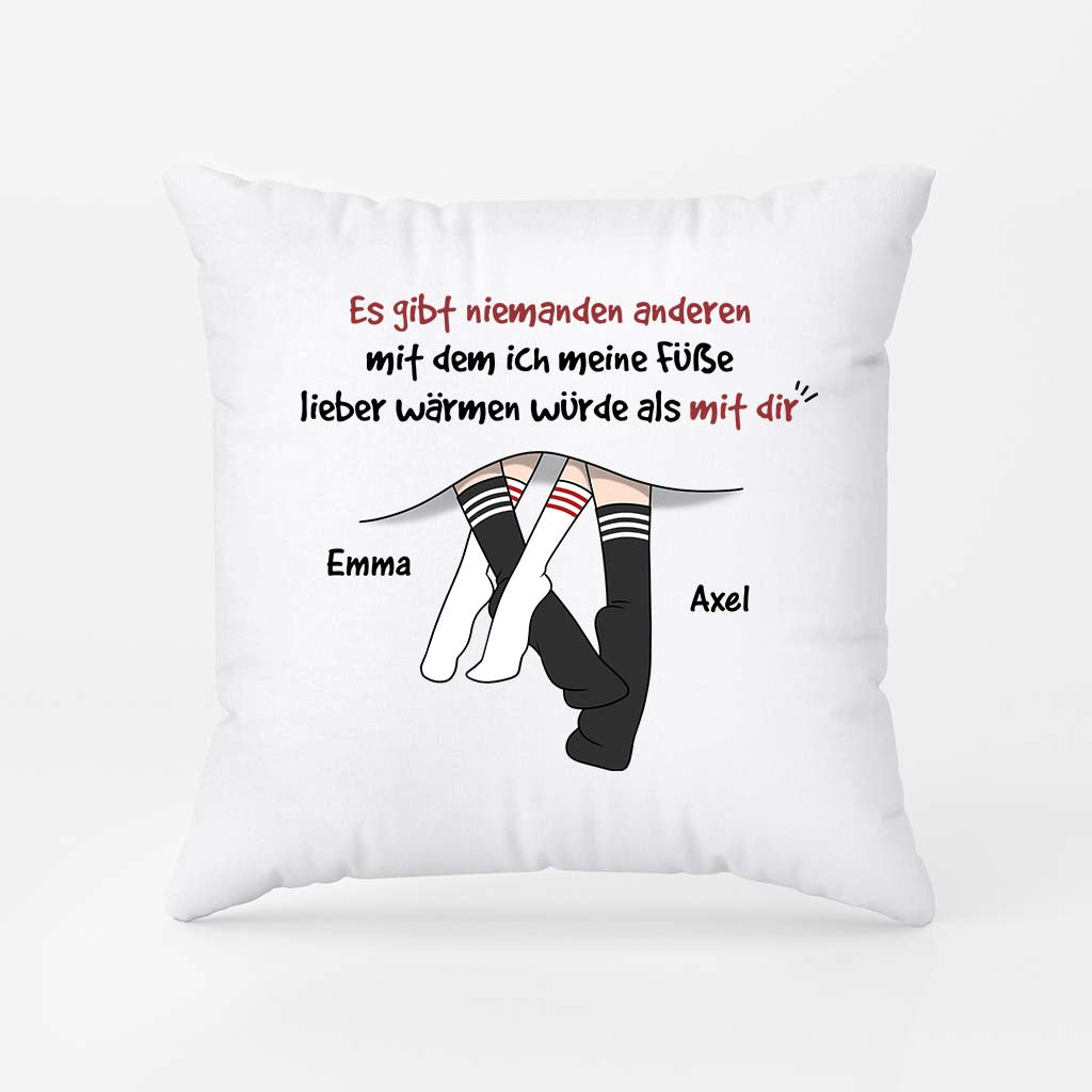 3724PGE2 es gibt niemanden anderen mit dem ich meine fusse lieber warmen wurde als mit dir  personalisiertes kissen fur paare