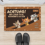 4011DGE2 achtung hier leben total verwohnte katzen personalisierte fussmatte katze lustig 4011D5N3D
