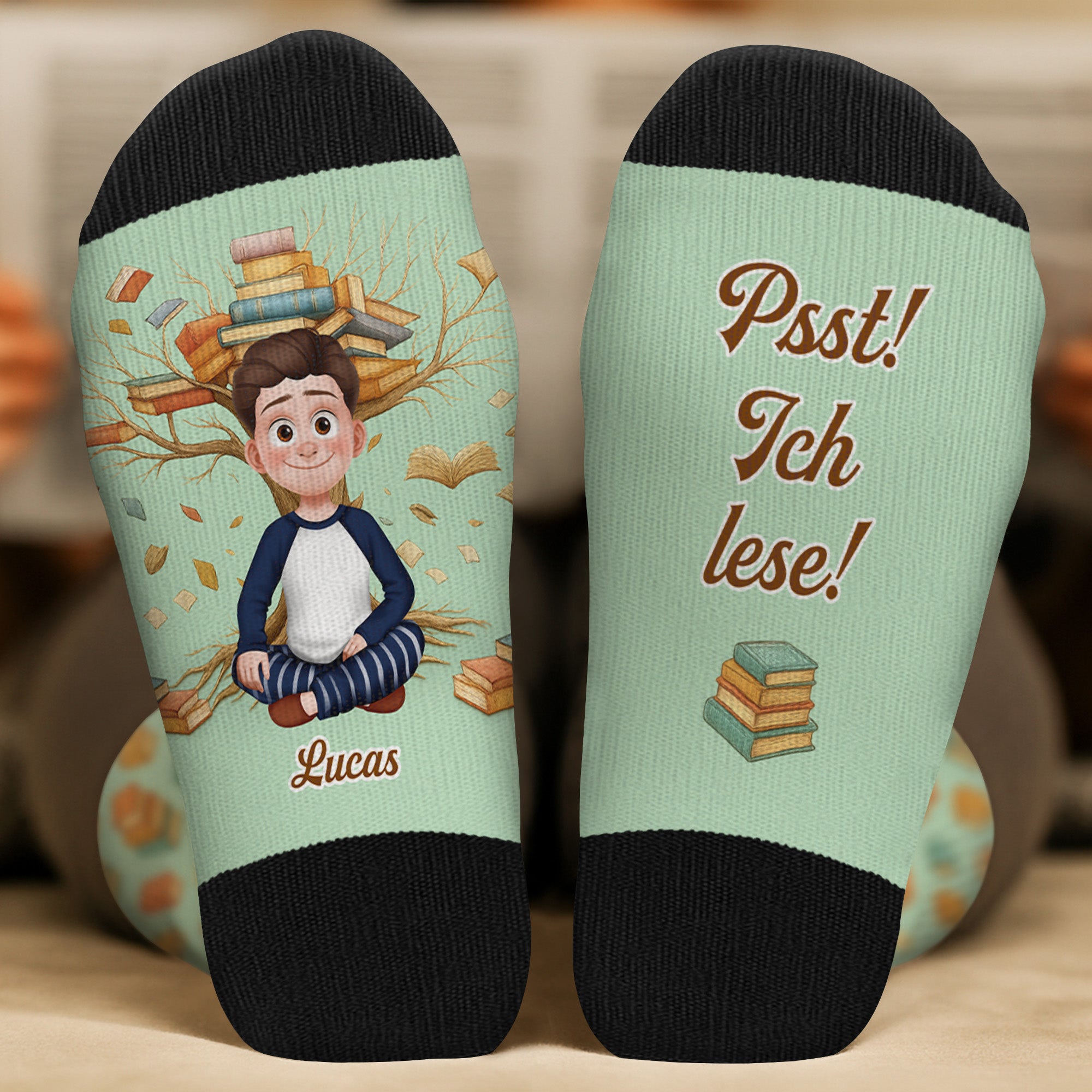 6484JGE1 psst ich lese socken personalisieren text_ leseratten_ manner frauen cartoon 6484J8LTA_1