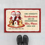 6974DGE1 eine verruckte hundemama und ein griesgramiger alter mann leben hier weihnachten fussmatte personalisiert hund_ paar 6974D6HWC