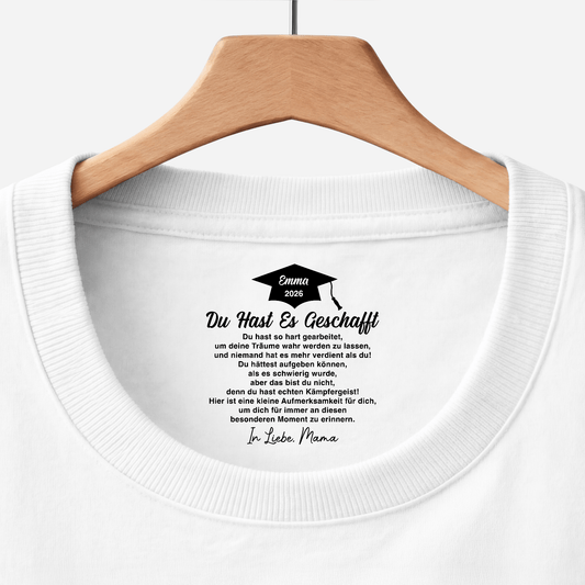 8938AGE1 du hast es geschafft personalisierte geschenke abschluss  weisses t shirt nackenlabel drucken sohn tochter 8938aa8haa