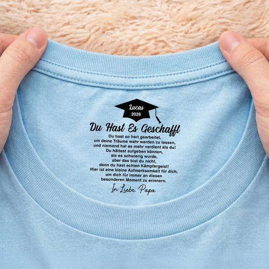 8938AGE2 du hast es geschafft personalisierte geschenke abschluss  weisses t shirt nackenlabel drucken sohn tochter 8938aa8haa