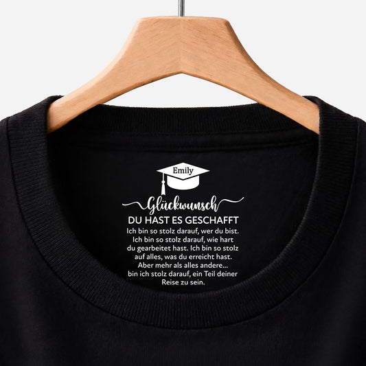 8964AGE1 du hast es geschafft personalisierte geschenke abschluss  schwarzes t shirt nackenlabel drucken 8964aaavls_1