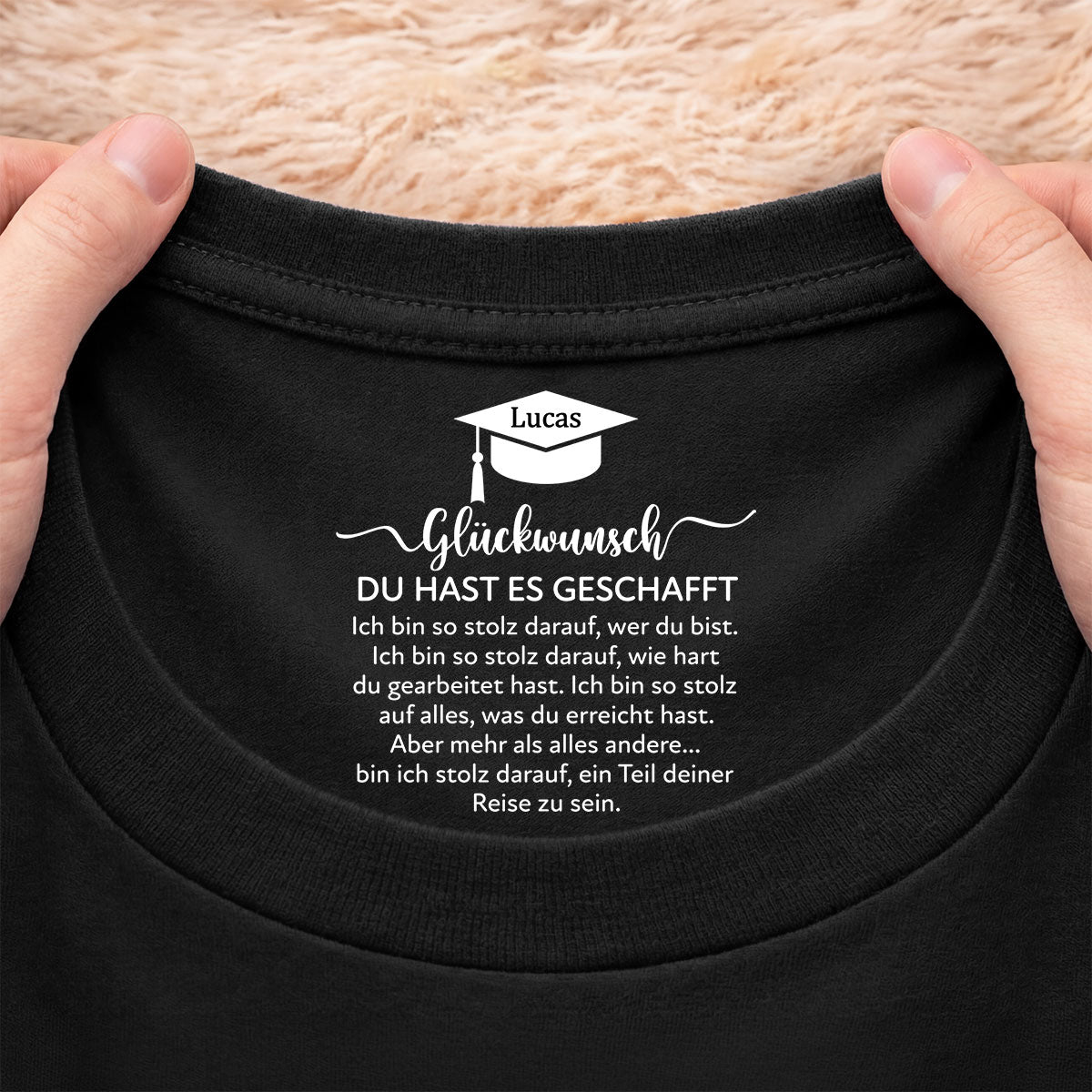 8964AGE1 du hast es geschafft personalisierte geschenke abschluss  schwarzes t shirt nackenlabel drucken 8964aaavls_2