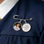 9047AGE2 wir begleiten dich bei jedem deiner schritte personalisierte trauergeschenke  anstecknadel charms mit foto abschluss papa mama 9047ajsfwa